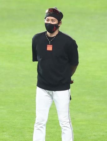 　練習を見守る新庄監督（撮影・中島達哉）