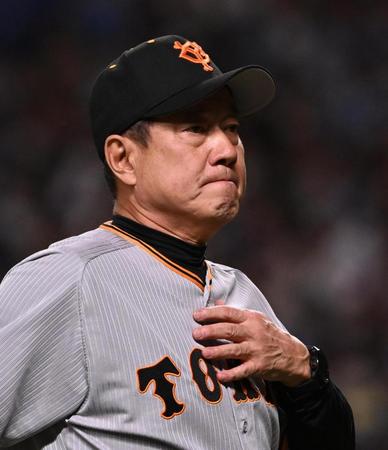 　８回裏、厳しい表情を見せる原監督