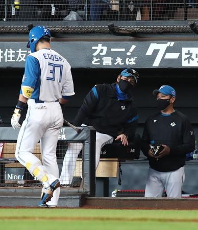 　５回、空振り三振を喫した江越（左）と新庄監督（中央）＝撮影・中島達哉