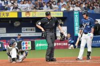 　７回、愛斗（右）のファウルとなったバントが直撃し痛がる森（撮影・和田康志）