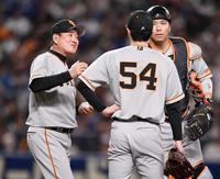 　８回、２者連続の四球を与えた直江（５４）に交代を告げる巨人の原監督（左）