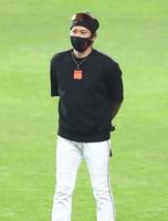 　練習を見守る新庄監督（撮影・中島達哉）