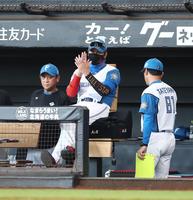 　８回、無失点に抑えた宮西に拍手を送る新庄監督（中央）＝撮影・中島達哉