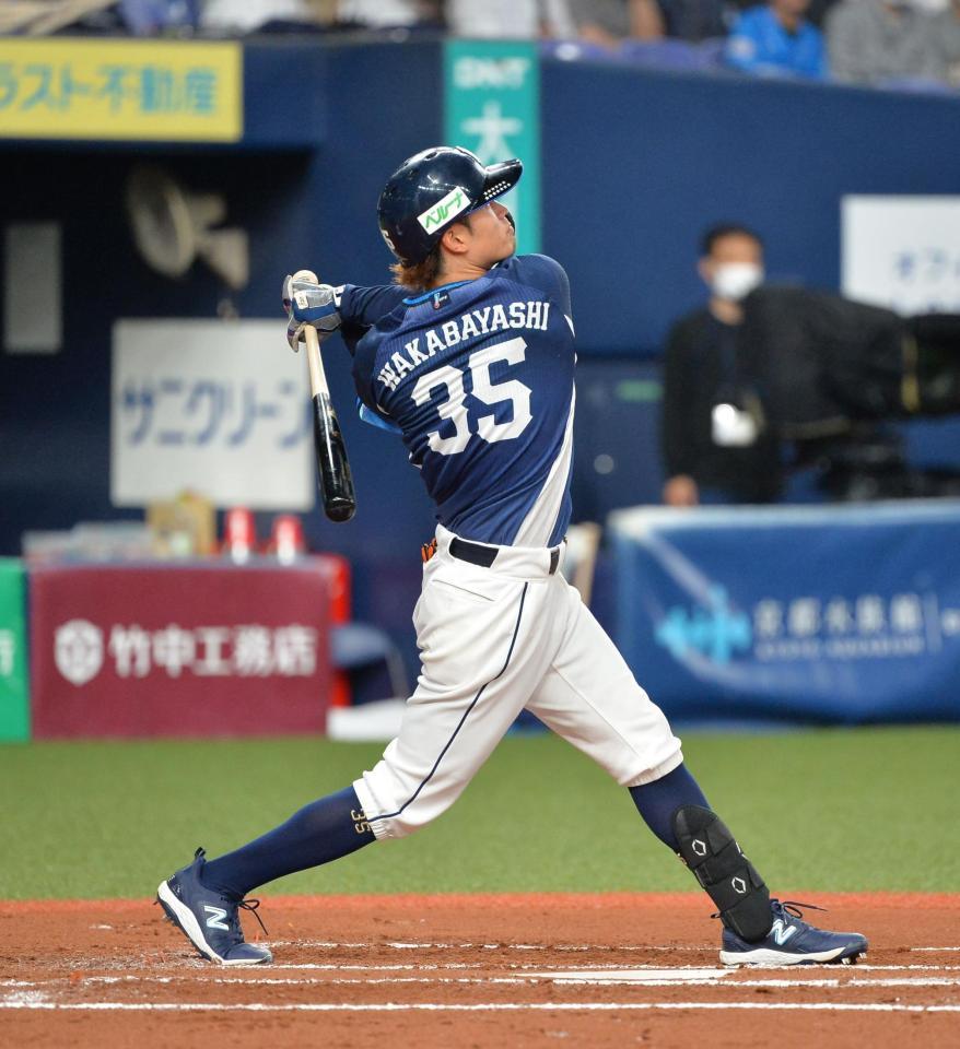 　６回、同点となる走者一掃の３点三塁打を放つ若林（撮影・和田康志）