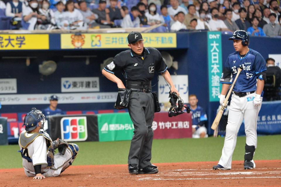 　７回、愛斗（右）のファウルとなったバントが直撃し痛がる森（撮影・和田康志）