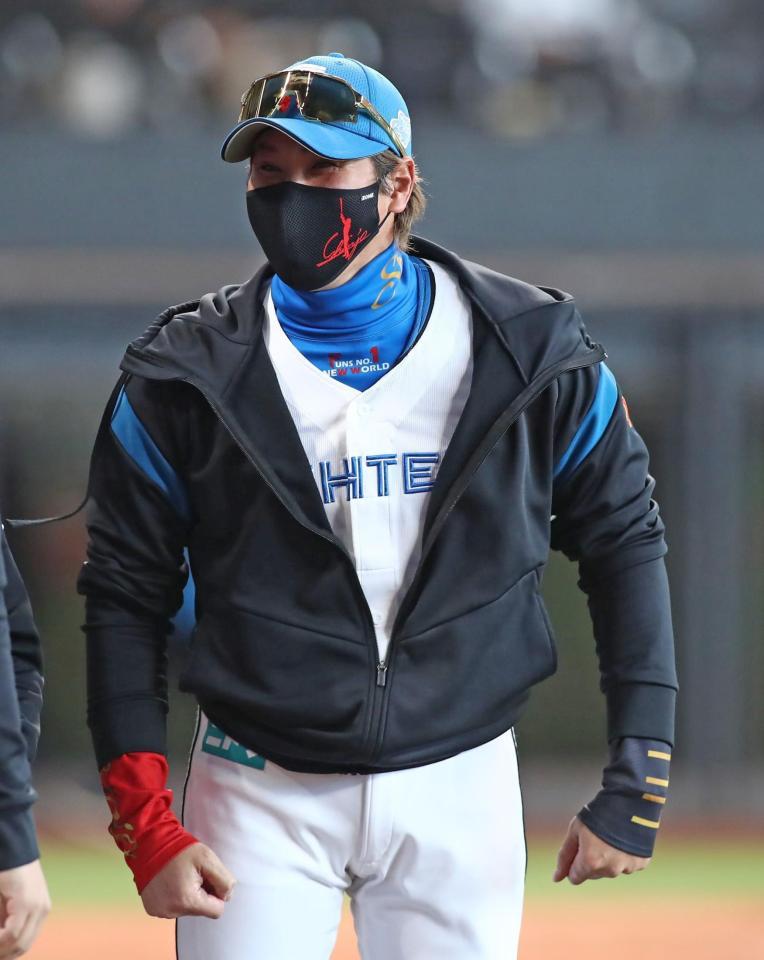 　サヨナラ勝利をあげ、笑顔を見せる新庄監督（撮影・中島達哉）