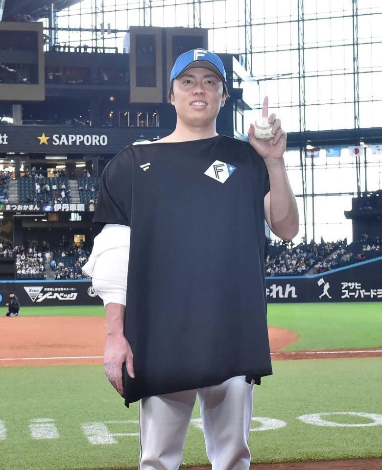 　ウイニングボールを手に笑顔の田中正（撮影・中島達哉）