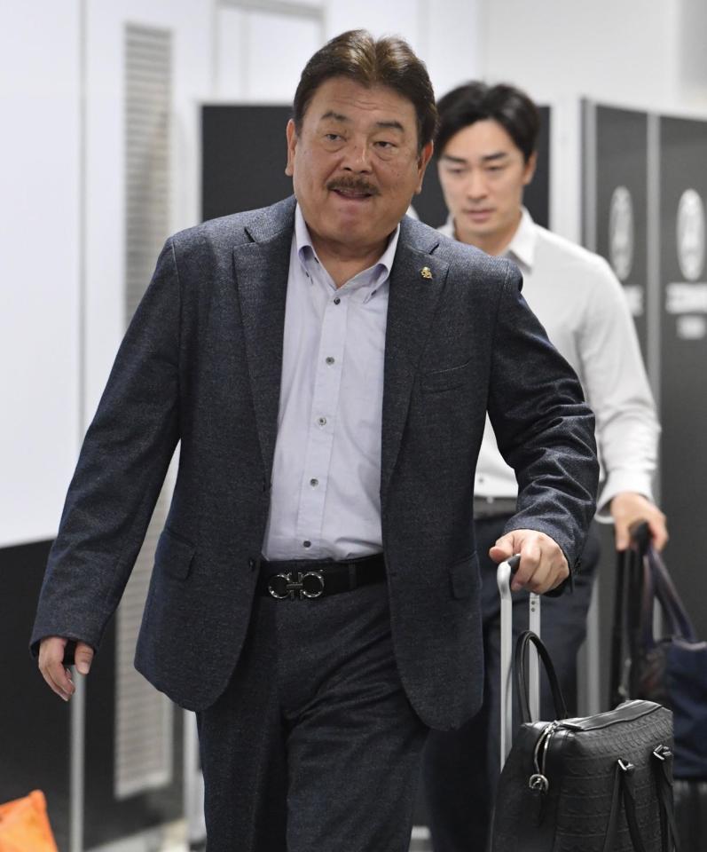 　球場を後にする藤本監督（撮影・佐々木彰尚）