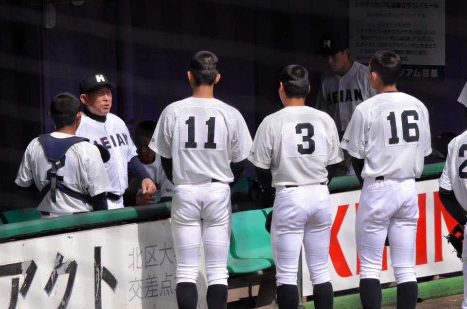 　攻撃前に円陣を組む龍谷大平安