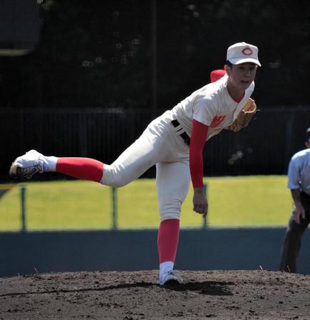 力強い投球を見せた智弁学園・中山