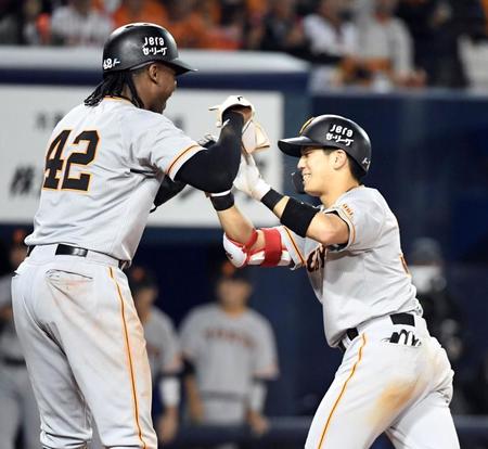 　６回、門脇（右）は右越えにプロ初本塁打となる２ランを放ち、ブリンソンに迎えられる＝ＨＡＲＤ　ＯＦＦ　ＥＣＯスタジアム新潟（撮影・佐藤厚）