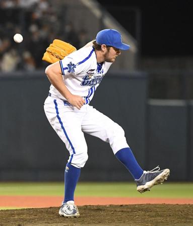 　６回、ブリンソンの打球はよけたバウアーのグラブに当たる＝ＨＡＲＤ　ＯＦＦ　ＥＣＯスタジアム新潟（撮影・佐藤厚）