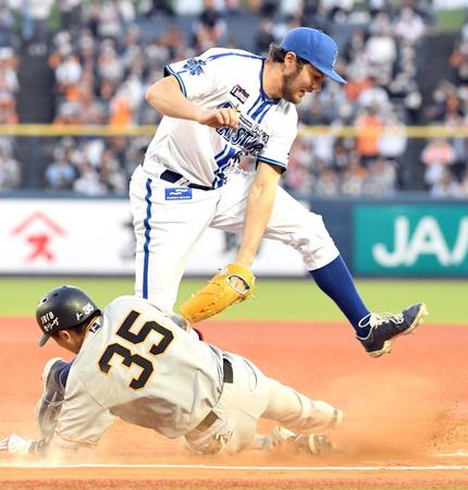 　２回、門脇（下）の一塁へのゴロでベースカバーに入るバウアー（判定はセーフ）＝ＨＡＲＤ　ＯＦＦ　ＥＣＯスタジアム新潟（撮影・佐藤厚）