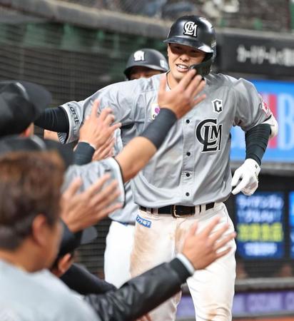 　７回、２ランを放ちナインとタッチを交わす中村奨＝ベルーナドーム（撮影・吉澤敬太）