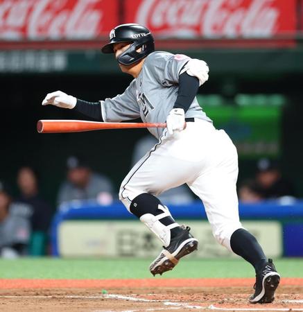 　３回、左前に適時打を放つ中村奨＝ベルーナドーム（撮影・吉澤敬太）