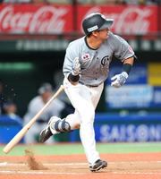 　７回、左越えにソロを放つ池田＝ベルーナドーム（撮影・吉澤敬太）