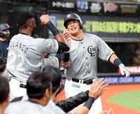 　７回、本塁打を放ちナインに迎えられる池田＝ベルーナドーム