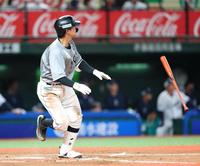 　７回、左越えに２ランを放つ中村奨＝ベルーナドーム（撮影・吉澤敬太）