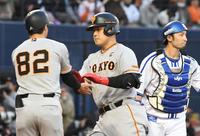 　２回、岡本和は中越えに同点ソロを放つ＝ＨＡＲＤ　ＯＦＦ　ＥＣＯスタジアム新潟（撮影・佐藤厚）