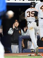 　６回、プロ初本塁打の門脇を迎える原監督＝ＨＡＲＤ　ＯＦＦ　ＥＣＯスタジアム新潟（撮影・佐藤厚）