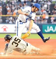 　２回、門脇（下）の一塁へのゴロでベースカバーに入るバウアー（判定はセーフ）＝ＨＡＲＤ　ＯＦＦ　ＥＣＯスタジアム新潟（撮影・佐藤厚）