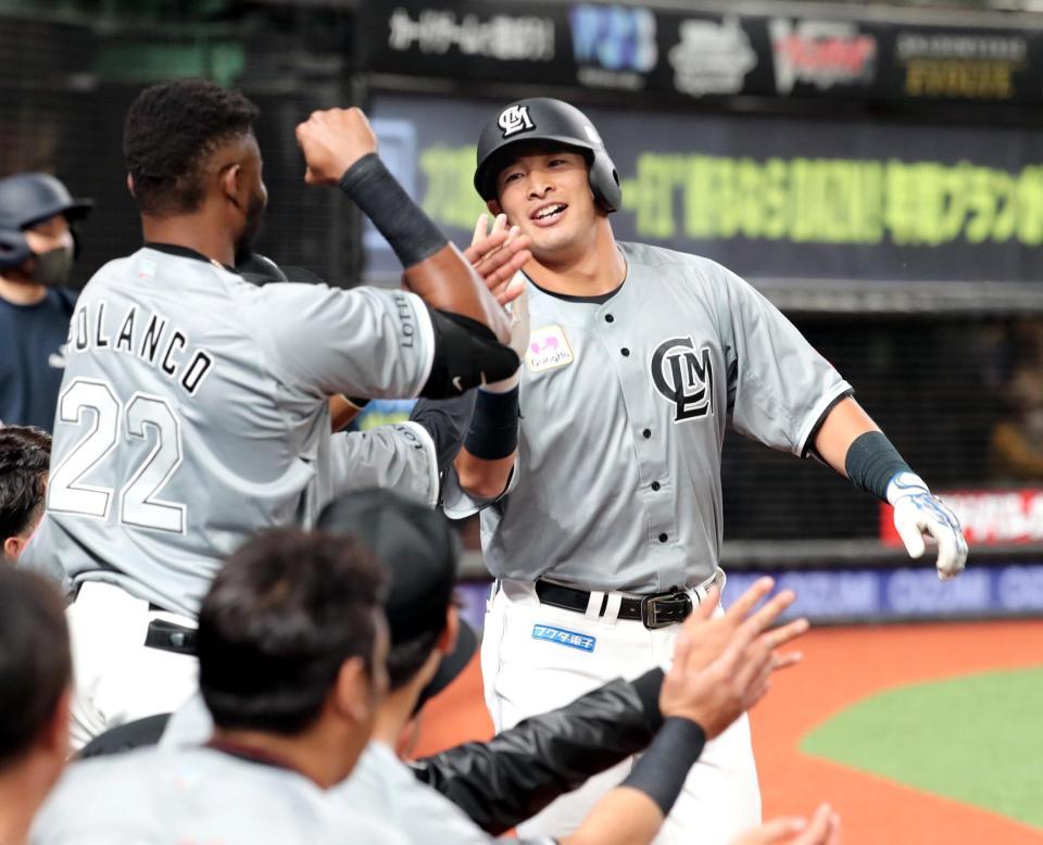 　７回、本塁打を放ちナインに迎えられる池田＝ベルーナドーム