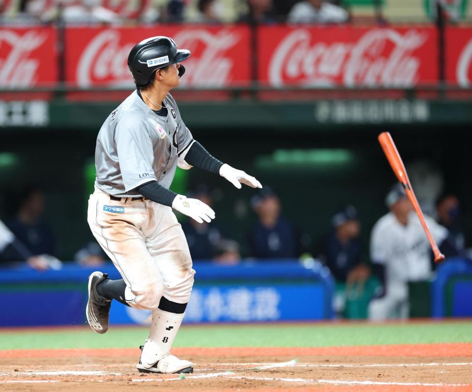 　７回、左越えに２ランを放つ中村奨＝ベルーナドーム（撮影・吉澤敬太）