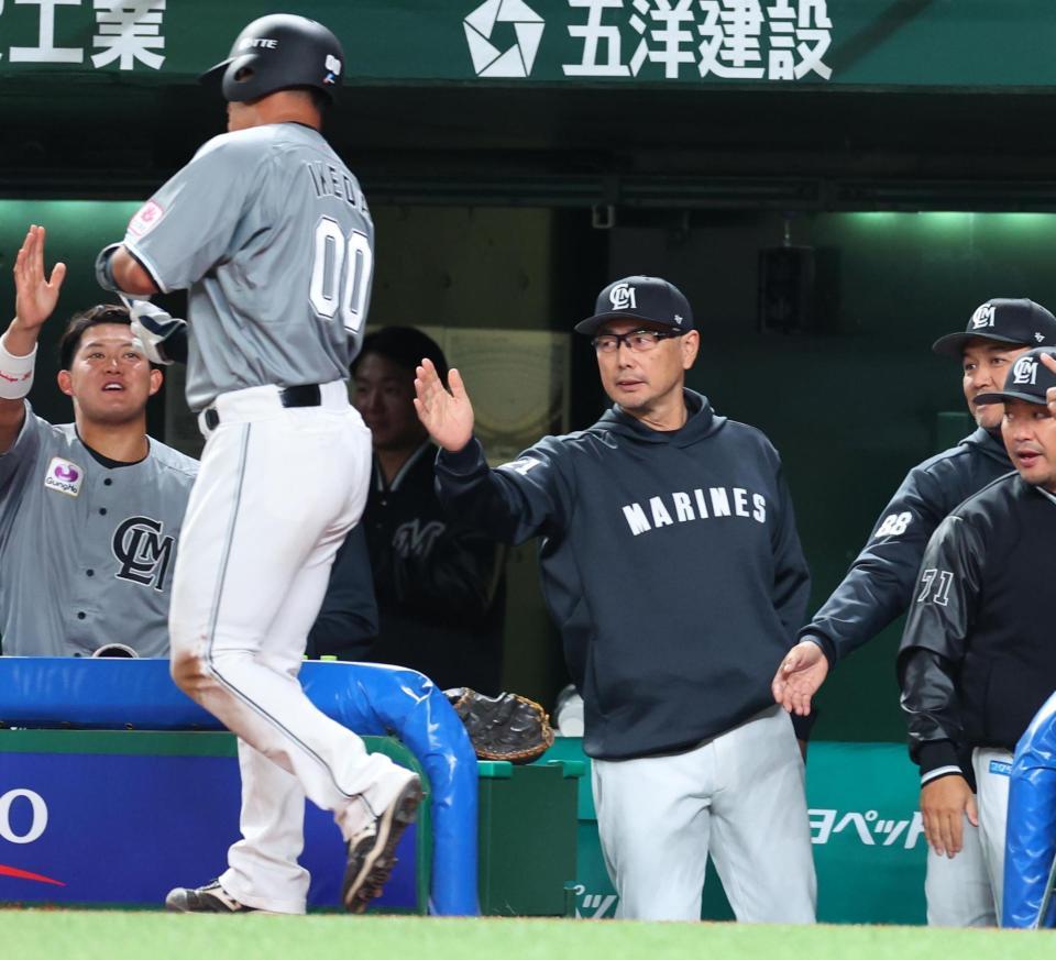 　３回、中村奨の適時打で生還した二走・池田（００）を出迎える吉井監督＝ベルーナドーム（撮影・吉澤敬太）