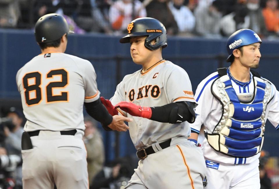 　２回、岡本和は中越えに同点ソロを放つ＝ＨＡＲＤ　ＯＦＦ　ＥＣＯスタジアム新潟（撮影・佐藤厚）