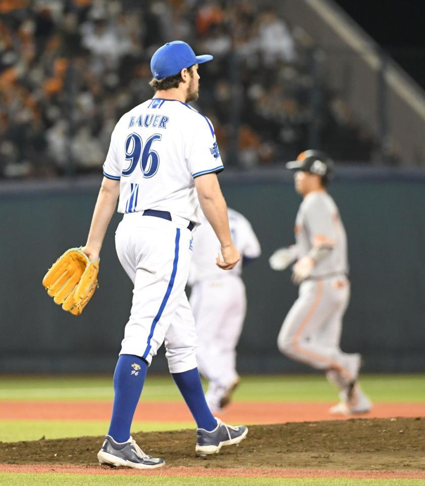 　６回、バウアーは大城（右）に２ランを打たれる＝ＨＡＲＤ　ＯＦＦ　ＥＣＯスタジアム新潟（撮影・佐藤厚）