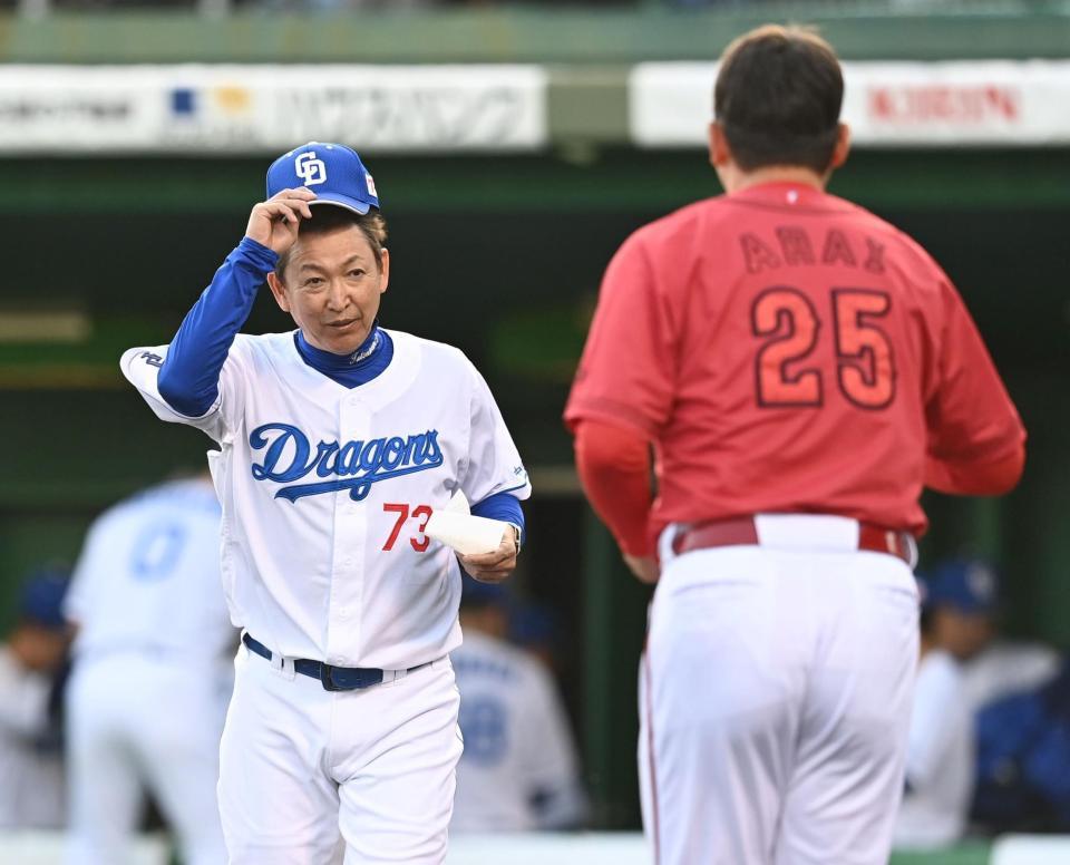 メンバー表の確認をする中日・立浪監督（右）と広島・新井監督＝岐阜・長良川球場（撮影・田中太一）