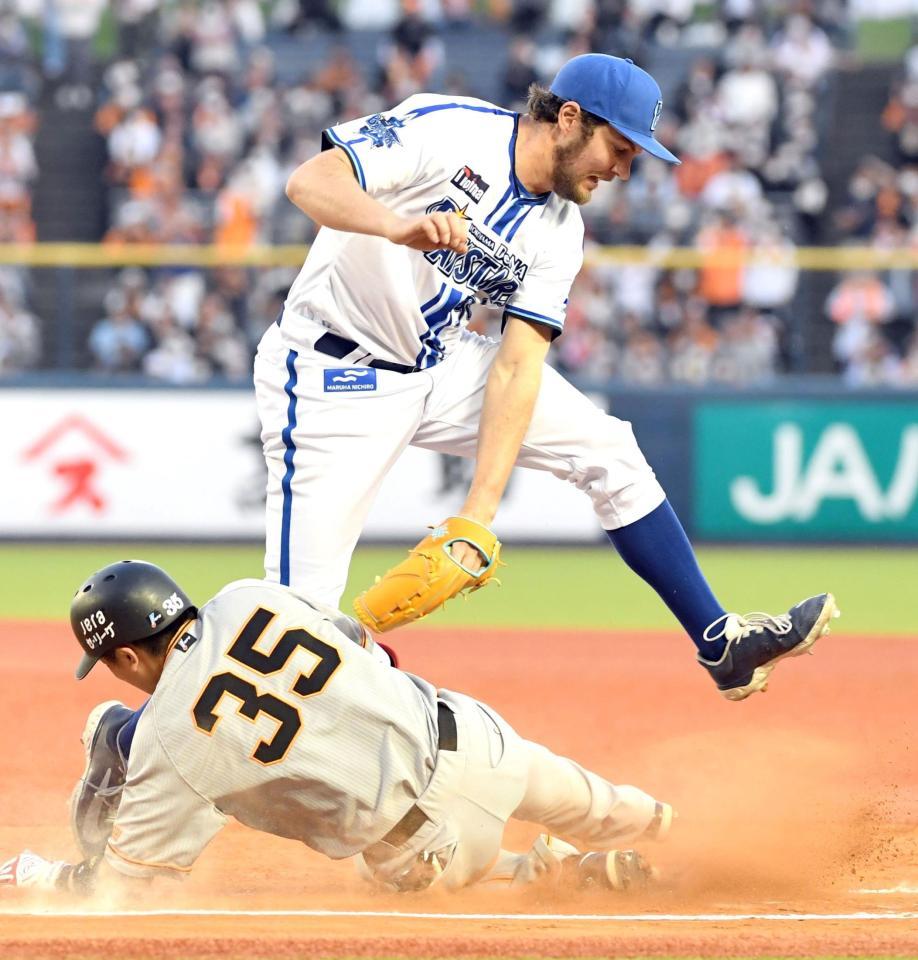 　２回、門脇（下）の一塁へのゴロでベースカバーに入るバウアー（判定はセーフ）＝ＨＡＲＤ　ＯＦＦ　ＥＣＯスタジアム新潟（撮影・佐藤厚）