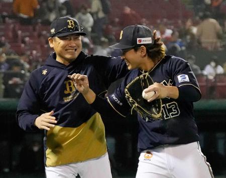 　完封勝利を挙げ、中嶋監督（左）に迎えられる宮城