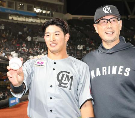 　プロ初本塁打の記念球を手に、吉井監督（右）から祝福される池田（撮影・吉澤敬太）