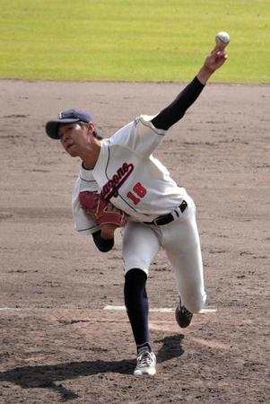 　粘り強い投球を見せた花園大・小林