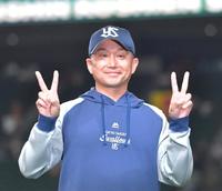 　２２年連続勝利となる今季初勝利を挙げ笑顔を見せる石川（撮影・立川洋一郎）