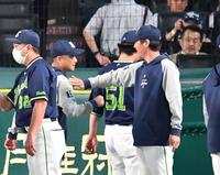 　石川（左）をねぎらう高津監督（撮影・中田匡峻）