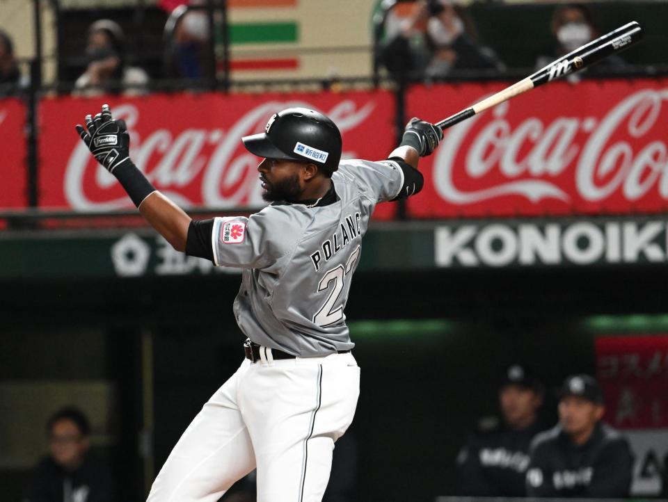 　３回、右前に２点先制適時打を放つポランコ（撮影・金田祐二）