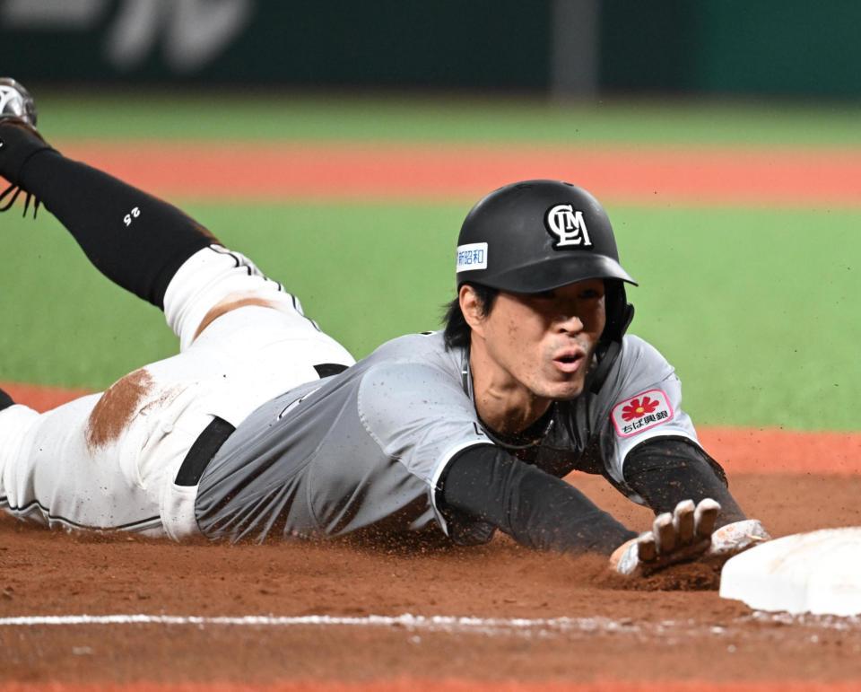 　４回、二盗を決め、送球がそれ、ヘッドスライディングで三進する岡（撮影・金田祐二）