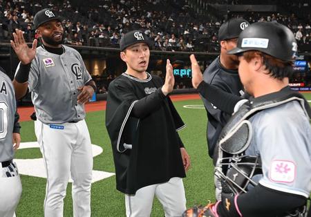 　ナインを迎える小島（撮影・金田祐二）