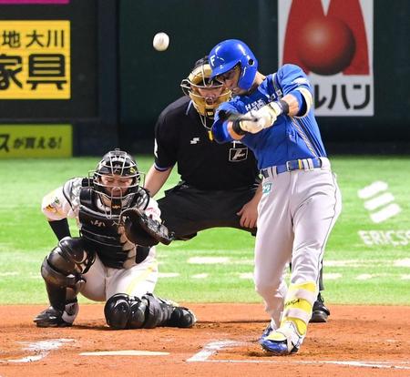 　７回、左中間へ１号ソロを放つ江越