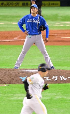 　５回、近藤（手前）に２ランを浴びた斎藤綱