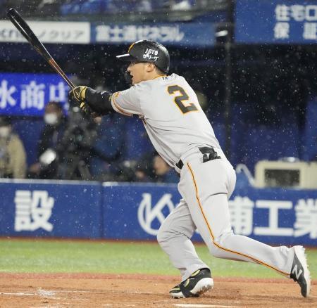 　４回巨人２死一、三塁、吉川が中前に適時打を放つ＝横浜