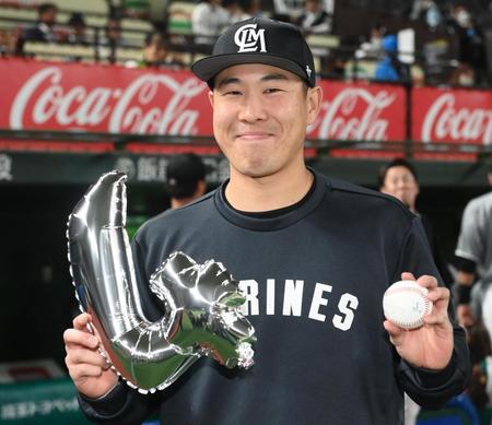 　今シーズン４勝目を挙げてウイニングボールを手にする西野（撮影・堀内翔）