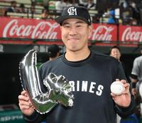 　今シーズン４勝目を挙げてウイニングボールを手にする西野（撮影・堀内翔）