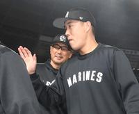 　今シーズン４勝目を挙げてタッチを交わす西野。後方は吉井監督（撮影・堀内翔）