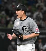 　５回を投げ終えてグラブをたたく西野（撮影・堀内翔）