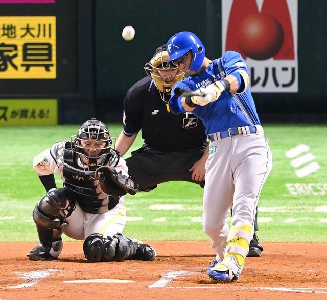 日本ハム・江越が移籍１号　５年ぶりの一発　ソフトバンク・津森の外角直球を左中間へ
