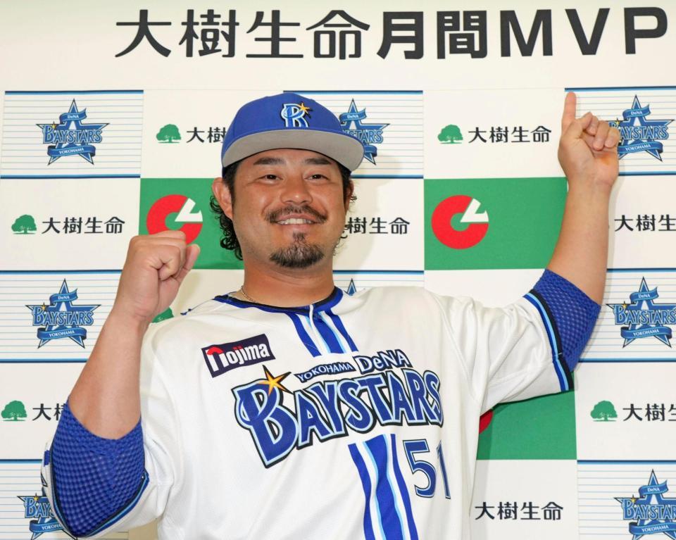　３、４月の月間ＭＶＰ賞に選出され、ポーズをとる宮崎