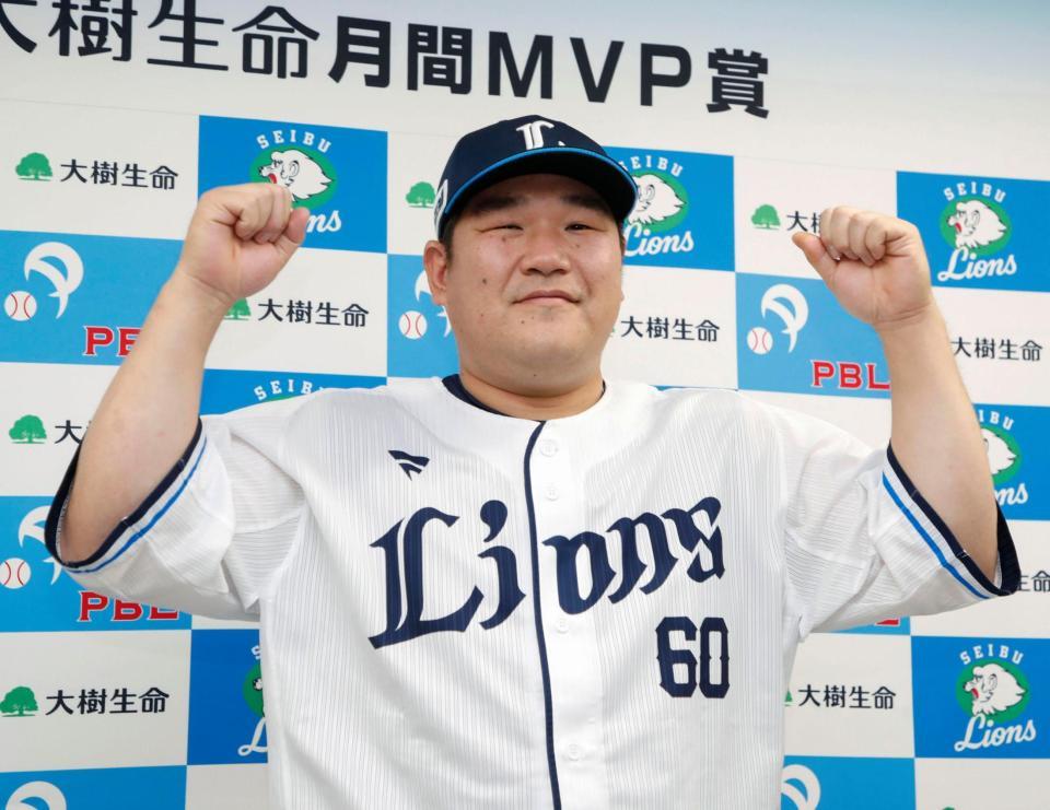 　３、４月の月間ＭＶＰ賞に選出され、ポーズをとる中村